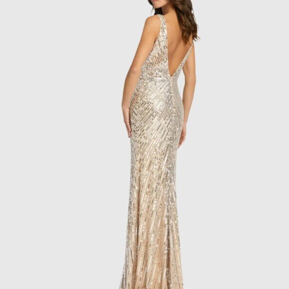 Mac DuggalBeige and Silver Sleeveless Diagonal Sequined V-Neck Gown Size 0